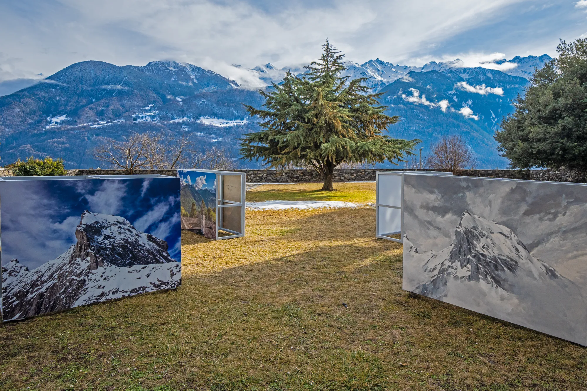 Nel giardino le fotografie di Vincenzo Martegani e i dipinti di Luca Conca dialogano con il paesaggio, nell’installazione site specific curata da Michele Tavola.