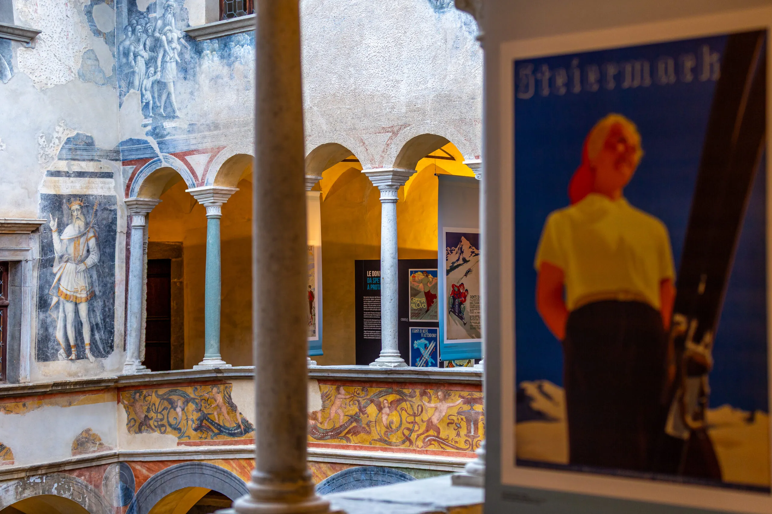 Nei manifesti pubblicitari, un ruolo di crescente protagonismo è riservato alle figure femminili, prima spettatrici e poi protagoniste delle imprese sportive.