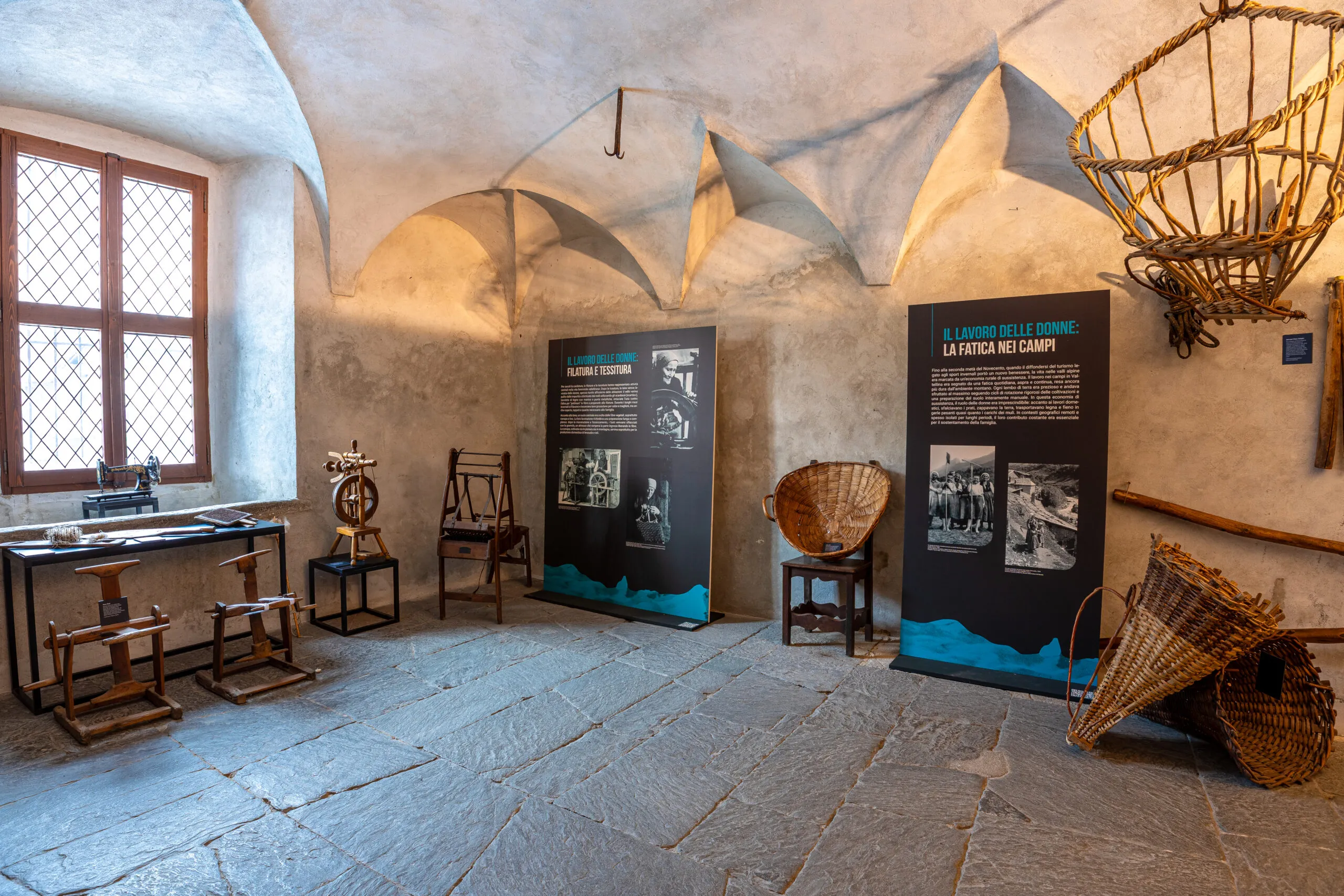 Nelle cucine una selezione di strumenti del lavoro contadino e della vita quotidiana raccontano abitudini e tradizioni nelle valli alpine prima dell’arrivo del benessere portato dallo sviluppo del turismo.