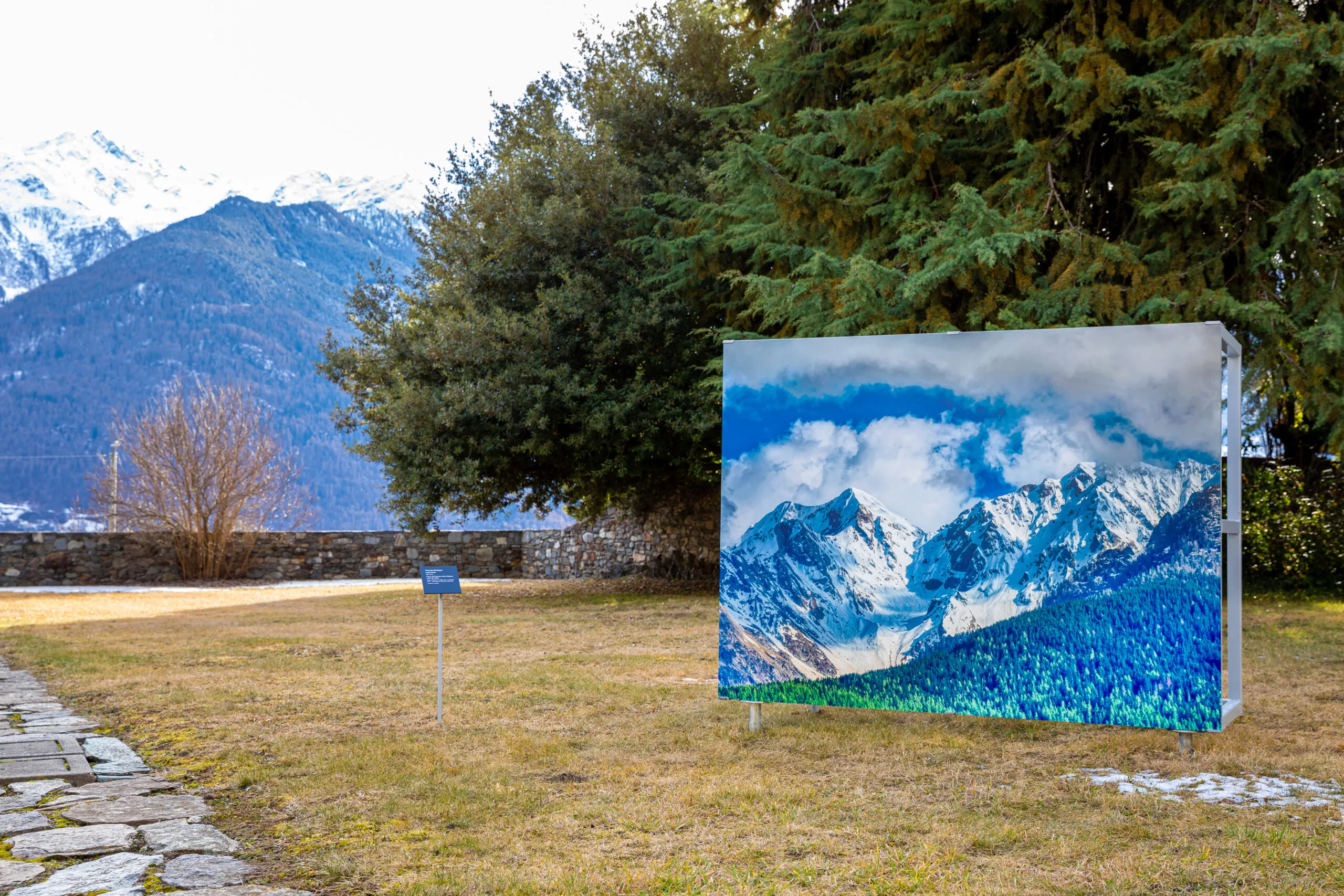Nel giardino le fotografie di Vincenzo Martegani e i dipinti di Luca Conca dialogano con il paesaggio, nell’installazione site specific curata da Michele Tavola.