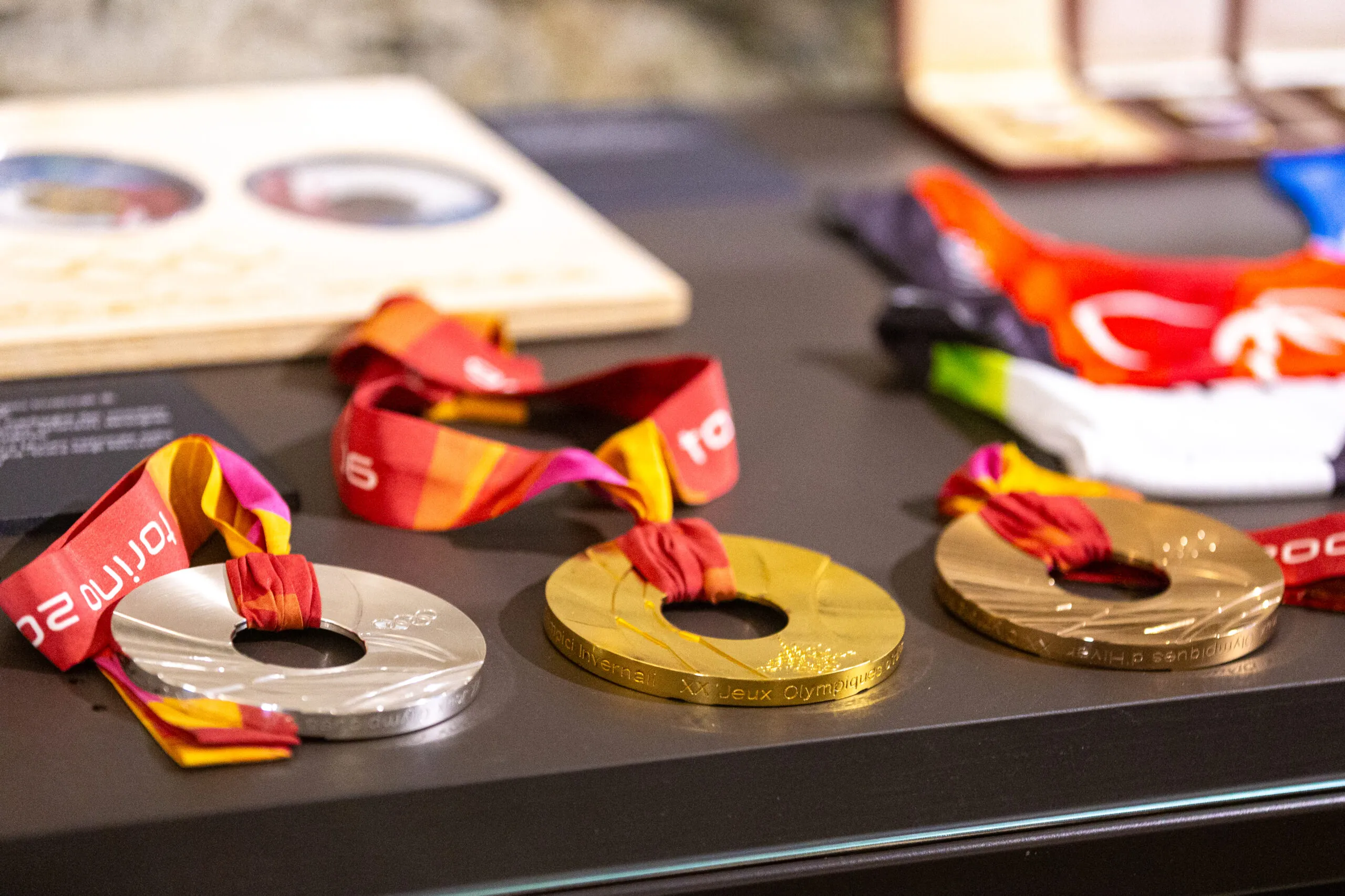 Un dettaglio delle vetrine nelle cantine, con le medaglie dei Giochi Olimpici Invernali di Torino 2006.