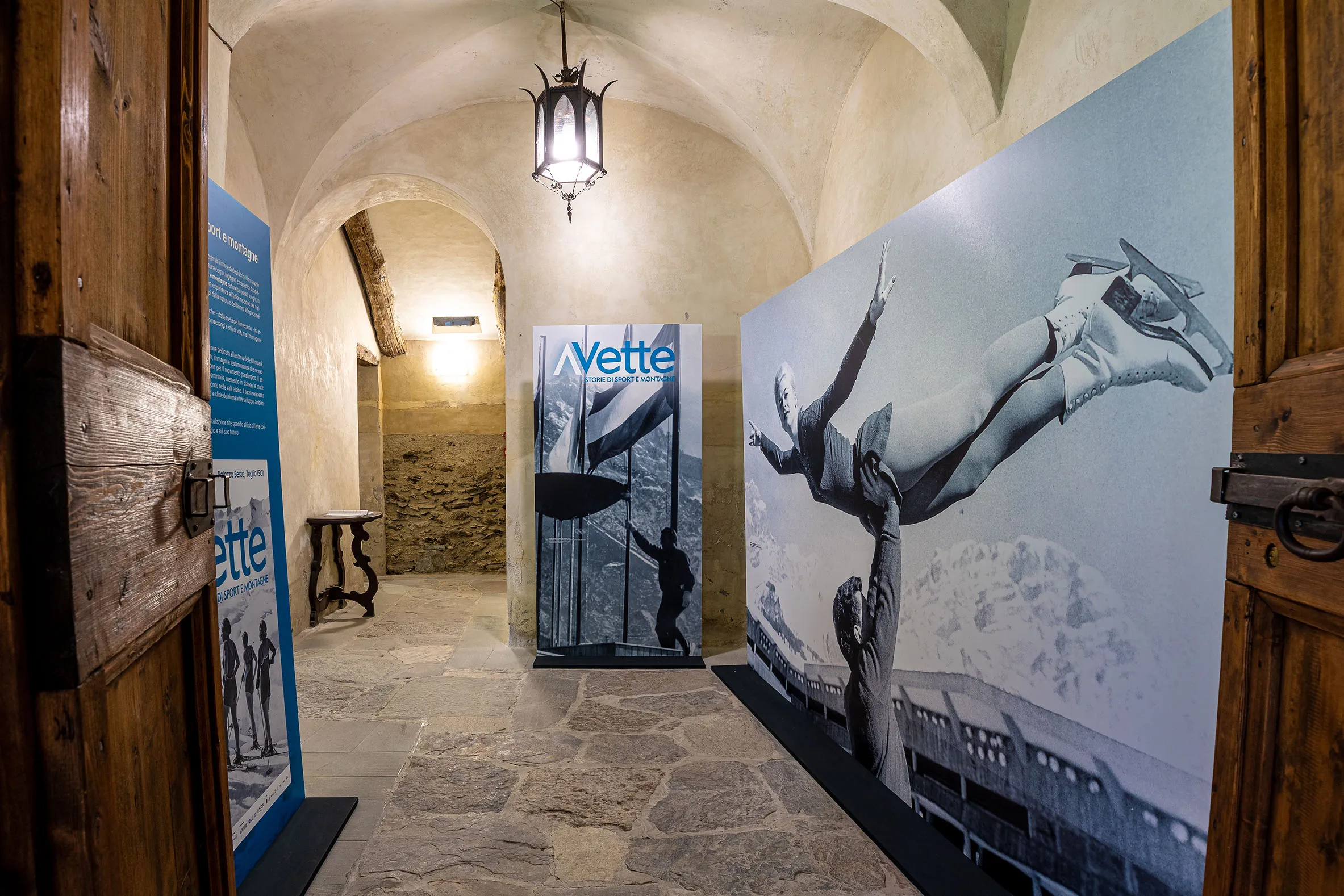 Le cantine del Palazzo, un tempo dedicate alla produzione vinicola della famiglia Besta, accolgono cimeli, torce e medaglie di diverse edizioni olimpiche e paralimpiche, da Cortina 1956 a Torino 2006 fino all’ultima Olimpiade di Pechino 2022.