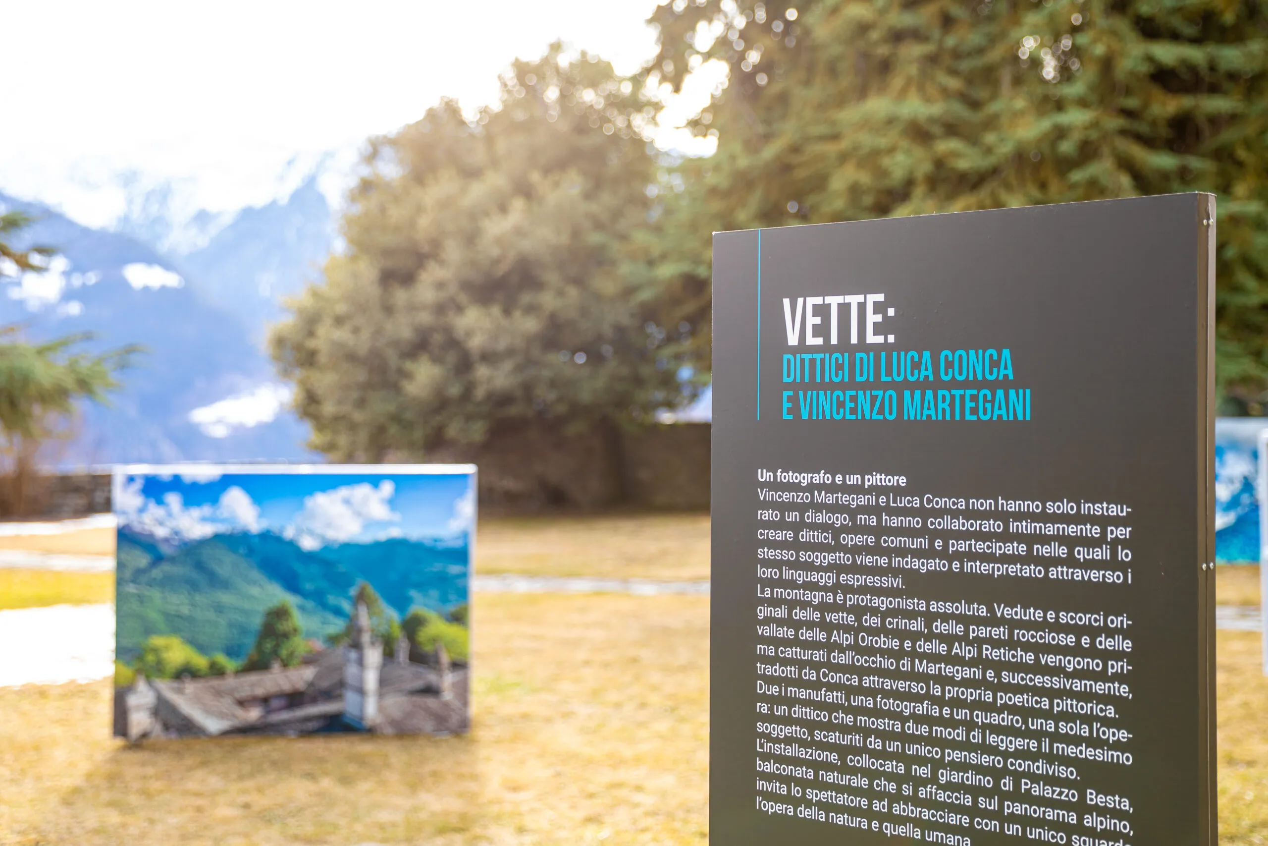 Nel giardino le fotografie di Vincenzo Martegani e i dipinti di Luca Conca dialogano con il paesaggio, nell’installazione site specific curata da Michele Tavola.
